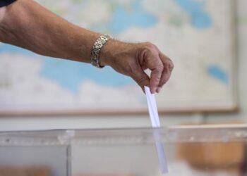 Δημοσκόπηση Metron Analysis: Στις 13,6 μονάδες η διαφορά ΝΔ και ΠΑΣΟΚ – Τα ποσοστά Τσίπρα και Καρυστιανού