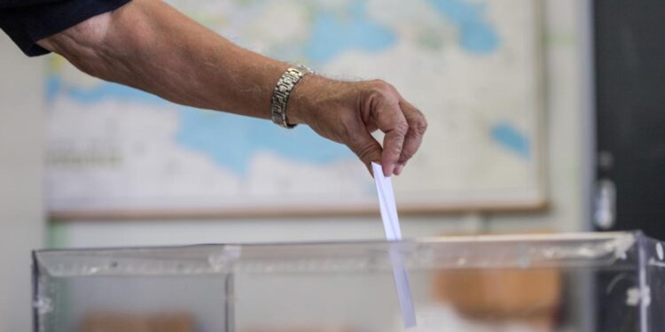 Δημοσκόπηση Metron Analysis: Στις 13,6 μονάδες η διαφορά ΝΔ και ΠΑΣΟΚ – Τα ποσοστά Τσίπρα και Καρυστιανού