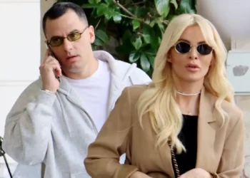 Ο Παναγιώτης Κουτσουμπής είναι ξετρελαμένος με την κόρη του – Κυκλοφορεί με μπλούζα που γράφει «daddy»