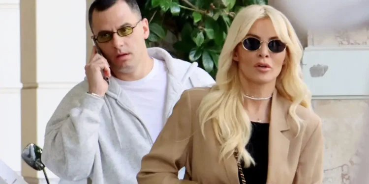 Ο Παναγιώτης Κουτσουμπής είναι ξετρελαμένος με την κόρη του – Κυκλοφορεί με μπλούζα που γράφει «daddy»