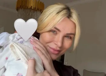 Κατερίνα Καινούργιου: Έξαλλη με τις φωτογραφίες AI της κόρης της που έχουν κυκλοφορήσει – «Αυτό δεν είναι δικό μου παιδί»