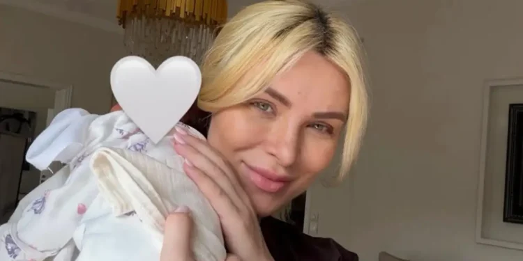 Κατερίνα Καινούργιου: Έξαλλη με τις φωτογραφίες AI της κόρης της που έχουν κυκλοφορήσει – «Αυτό δεν είναι δικό μου παιδί»