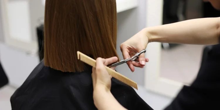 Κομμώτρια με… χρυσά ψαλίδια στα χέρια της ΑΑΔΕ: Εκρυψε από την εφορία σχεδόν 500.000 ευρώ