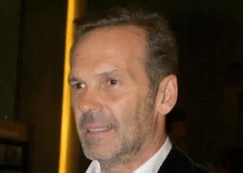 Πέτρος Κωστόπουλος: Η συγκίνηση του παρουσιαστή κατά τη διάρκεια σύνδεσης έξω από το πατρικό σπίτι του