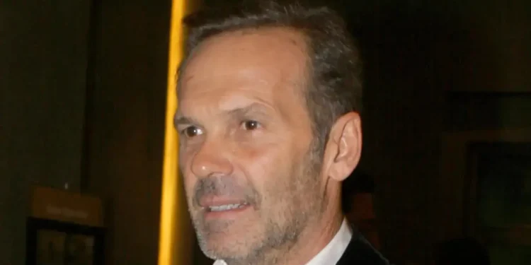 Πέτρος Κωστόπουλος: Η συγκίνηση του παρουσιαστή κατά τη διάρκεια σύνδεσης έξω από το πατρικό σπίτι του