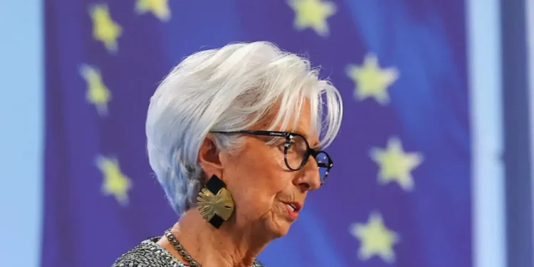 Η ΕΚΤ αναβάλει την αύξηση των επιτοκίων – Ροκανίζει το χρόνο για να υπολογίσει καλύτερα το ρίσκο του πολέμου