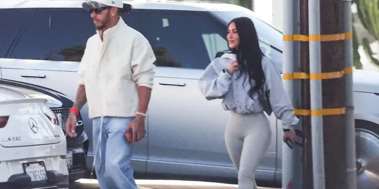 Η Κιμ Καρντάσιαν δημοσίευσε φωτογραφία που κάθεται στα πόδια του Λουίς Χάμιλτον