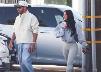 Η Κιμ Καρντάσιαν και ο Λουίς Χάμιλτον απόλαυσαν βουτιές και τον έρωτά τους σε παραλία του Μαλιμπού