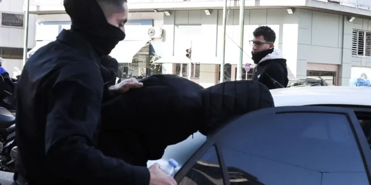 Λιοσίων: Σήμερα θα προσπαθήσουν να ξυπνήσουν την 16χρονη που παρασύρθηκε από την μηχανή