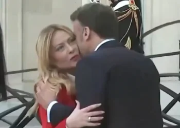 Σφιχτές αγκαλιές και παρατεταμένο φιλί από τον Μακρόν στη Μελόνι