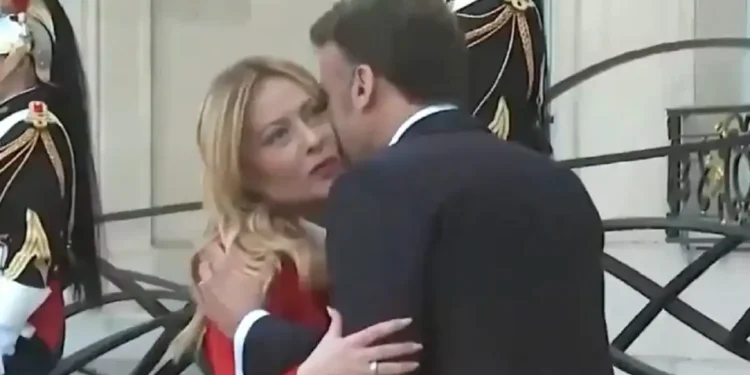 Σφιχτές αγκαλιές και παρατεταμένο φιλί από τον Μακρόν στη Μελόνι