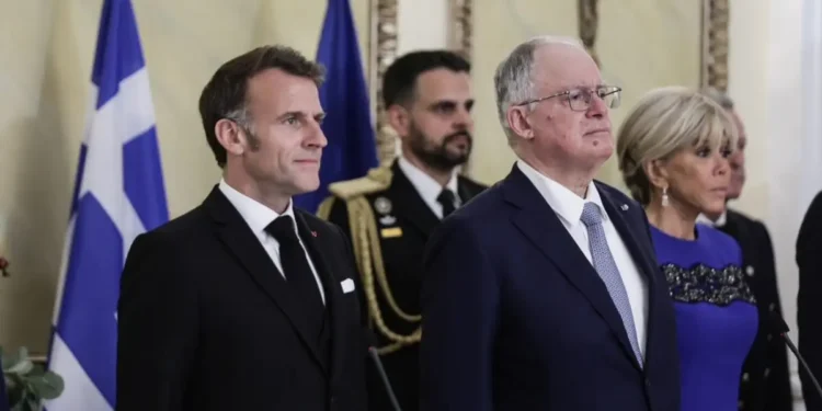 Μακρόν στην Αθήνα: Το «Ελλάς, Γαλλία, συμμαχία» στα ελληνικά, η πρόποση Τασούλα και το δείπνο – «Μην ξεχάσετε ποτέ πως οι Γάλλοι σας αγαπούν»