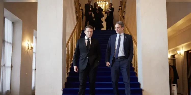 Bloomberg: Γαλλία και Ελλάδα ανανεώνουν για άλλα πέντε χρόνια την αμυντική συμφωνία