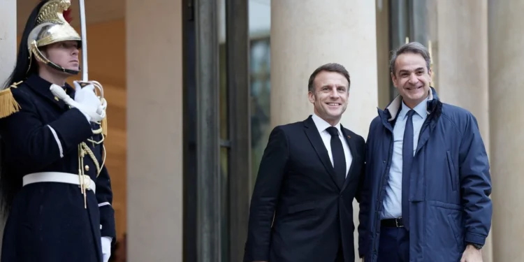 Τι σηματοδοτεί η επίσκεψη Μακρόν στην Αθήνα – Ανανεώνεται η αμυντική συμφωνία, στο επίκεντρο οικονομία και Στενά του Ορμούζ