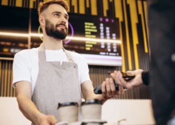 Φιλοδωρήματα: Πώς φορολογούνται – Όλα όσα πρέπει να γνωρίζουν οι εργαζόμενοι, αναλυτικά παραδείγματα