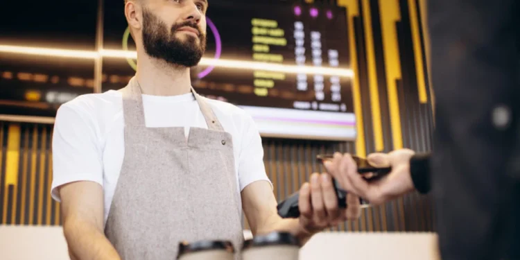 Φιλοδωρήματα: Πώς φορολογούνται – Όλα όσα πρέπει να γνωρίζουν οι εργαζόμενοι, αναλυτικά παραδείγματα