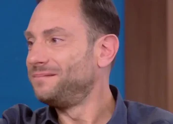 Ο γιος του Μανώλη Μητσιά δάκρυσε on air μιλώντας για τον τραγουδιστή: «Εγώ είμαι ο μεγαλύτερος φαν του»
