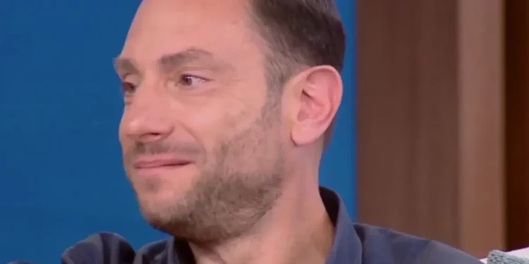 Ο γιος του Μανώλη Μητσιά δάκρυσε on air μιλώντας για τον τραγουδιστή: «Εγώ είμαι ο μεγαλύτερος φαν του»