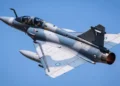 Η Αθήνα εξετάζει γαλλικό σχέδιο για την αποστολή Mirage στην Ουκρανία σε αντάλλαγμα την απόκτηση Rafale με προνομιακούς όρους, γράφει η Le Parisien Matin