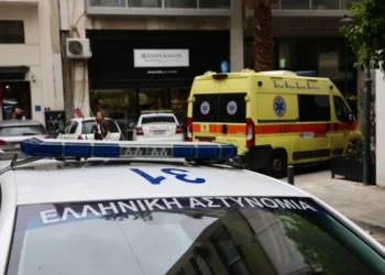 Θρίλερ με νεκρή γυναίκα στην Αθήνα: «Δεν ξέρω τίποτα, την είχα διώξει από το δωμάτιο» λέει ο 45χρονος που έχει προσαχθεί – Φέρουν και οι δύο αμυχές στο πρόσωπο