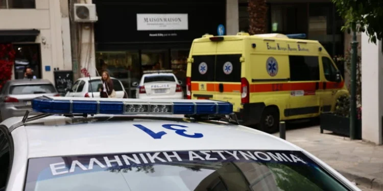 Θρίλερ με νεκρή γυναίκα στην Αθήνα: «Δεν ξέρω τίποτα, την είχα διώξει από το δωμάτιο» λέει ο 45χρονος που έχει προσαχθεί – Φέρουν και οι δύο αμυχές στο πρόσωπο