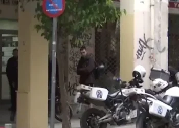 Θρίλερ με νεκρή γυναίκα στο κέντρο της Αθήνας: «Ξύπνησα γιατί άκουσα κραυγές» λέει ένοικος της πολυκατοικίας