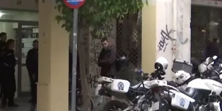 Θρίλερ με νεκρή γυναίκα στο κέντρο της Αθήνας: «Ξύπνησα γιατί άκουσα κραυγές» λέει ένοικος της πολυκατοικίας