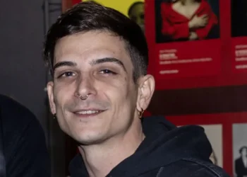 Νικολάκης Ζεγκίνογλου: Ζήλεψα τον ρόλο του Στέλιου Καζαντζίδη, ήθελα να τον κάνω