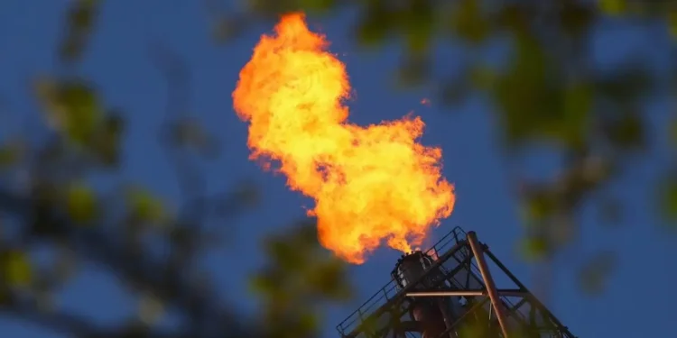 Νευρική κίνηση στο πετρέλαιο, με το Brent πάνω από τα 100 δολάρια – «Ζυγίζουν» τα νέα από τις ειρηνευτικές συνομιλίες οι επενδυτές