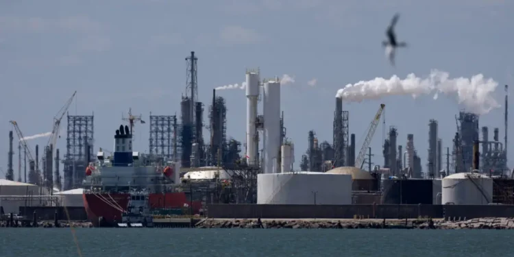 Νέο άλμα κάνει το πετρέλαιο, στα 110 δολάρια το Brent και διψήφια άνοδος για το αμερικανικό WTI