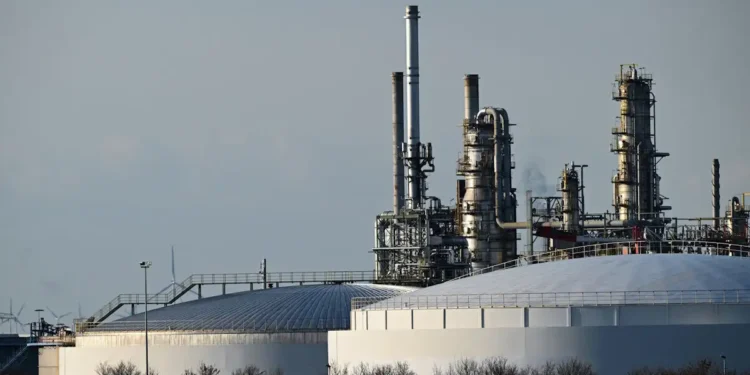 Το πετρέλαιο κάνει «βουτιά» κάτω από τα 100 δολάρια το βαρέλι με πτώση που ξεπέρασε το 15% μετά το «σήμα» εκεχειρίας