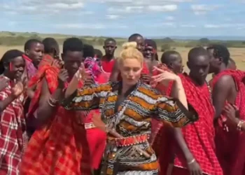 Αλεξάνδρα Παναγιώταρου: Χόρεψε το τραγούδι «Μασάι» της Έλλης Κοκκίνου με άτομα της φυλής στην Αφρική