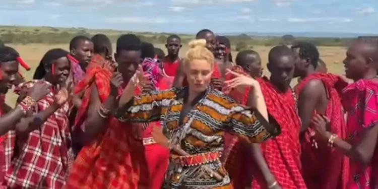 Αλεξάνδρα Παναγιώταρου: Χόρεψε το τραγούδι «Μασάι» της Έλλης Κοκκίνου με άτομα της φυλής στην Αφρική