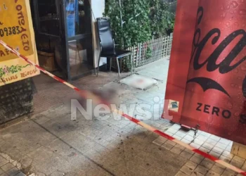 Εξάρχεια: Εκτός κινδύνου ο 50χρονος περιπτεράς που δέχτηκε επίθεση με μαχαίρι