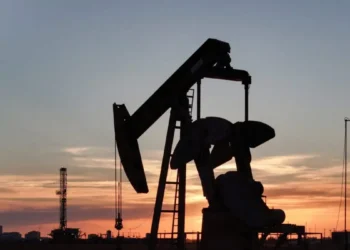 Σε ελεύθερη πτώση το πετρέλαιο μετά την είδηση ανοίγματος των Στενών του Ορμούζ – Πέριξ των 88 δολαρίων το Brent