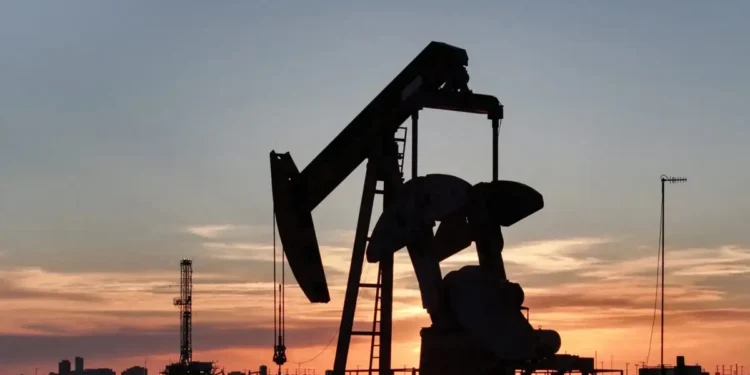 «Καλπάζει» η Wall Street, «κατρακυλούν» οι τιμές του πετρελαίου