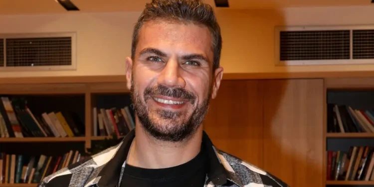 Ο Άκης Πετρετζίκης με τον Τζέιμι Όλιβερ: Η φωτογραφία, τα χαμόγελα και το μήνυμα «μείνετε συντονισμένοι»