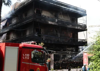 Επεκτάθηκε σε πολυκατοικία η φωτιά που ξέσπασε σε κατάστημα με ανταλλακτικά στο Ίλιον, κάηκαν όλα τα διαμερίσματα
