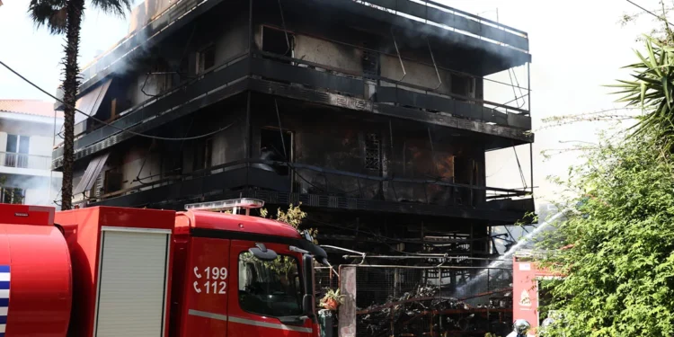 Επεκτάθηκε σε πολυκατοικία η φωτιά που ξέσπασε σε κατάστημα με ανταλλακτικά στο Ίλιον, κάηκαν όλα τα διαμερίσματα