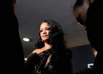 Η Ριάνα πόζαρε σε εξώφυλλο περιοδικού αγκαλιά με την 7 μηνών κόρη της που φορούσε πάνα Dior