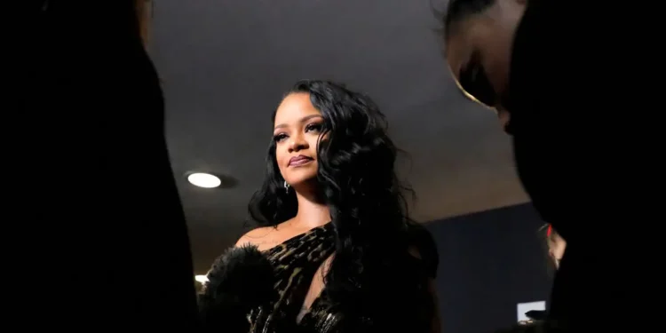 Η Ριάνα πόζαρε σε εξώφυλλο περιοδικού αγκαλιά με την 7 μηνών κόρη της που φορούσε πάνα Dior