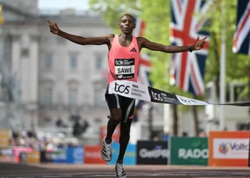 Ιστορικό ρεκόρ στον Μαραθώνιο του Λονδίνου: Ο Κενυάτης Σάουε έσπασε το «φράγμα» των δύο ωρών