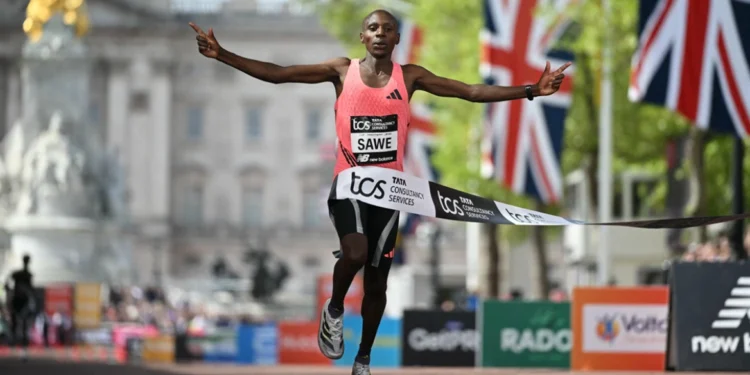 Ιστορικό ρεκόρ στον Μαραθώνιο του Λονδίνου: Ο Κενυάτης Σάουε έσπασε το «φράγμα» των δύο ωρών