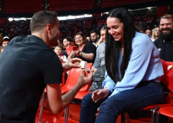 Ολυμπιακός-Άρης: Πρόταση γάμου στο ΣΕΦ – Έβαλε τα κλάματα η νύφη – ΦΩΤΟ