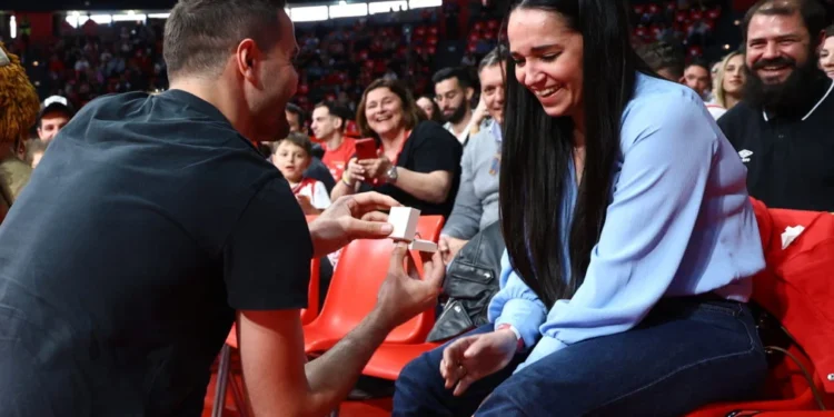 Ολυμπιακός-Άρης: Πρόταση γάμου στο ΣΕΦ – Έβαλε τα κλάματα η νύφη – ΦΩΤΟ