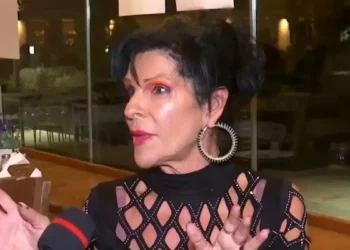 Σοφία Βόσσου: Έξαλλη με δημοσίευμα που την «πέθανε» – «Είστε ανθρωπόμορφα τέρατα»