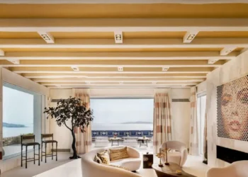 Ενδιαφέρον για πολυτελή ακίνητα στην Ελλάδα εν μέσω πολέμου στη Μέση Ανατολή – Αύξηση αγοραπωλησιών κατά 22% και εν δυνάμει συμφωνίες 1,7 δισ. ευρώ