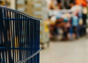 Σούπερ μάρκετ: Υποχρεωτική η σήμανση στα ράφια σε προϊόντα που μειώνεται η ποσότητα χωρίς να μειώνεται η τιμή