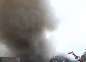 Θεσσαλονίκη: Μεγάλη φωτιά σε χώρο ανακύκλωσης – Μήνυμα του 112 για τους καπνούς, «κλείστε πόρτες και παράθυρα»