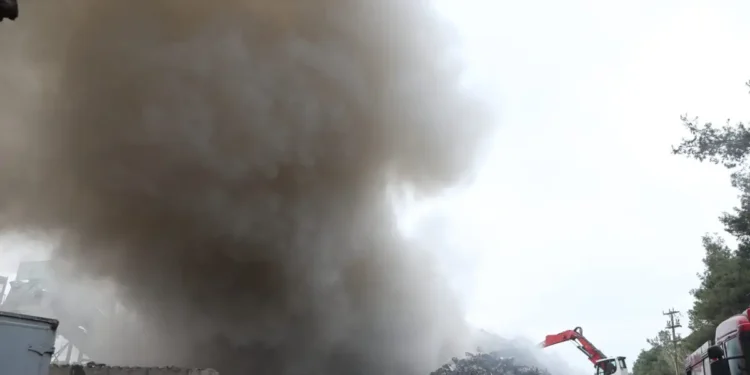 Θεσσαλονίκη: Μεγάλη φωτιά σε χώρο ανακύκλωσης – Μήνυμα του 112 για τους καπνούς, «κλείστε πόρτες και παράθυρα»